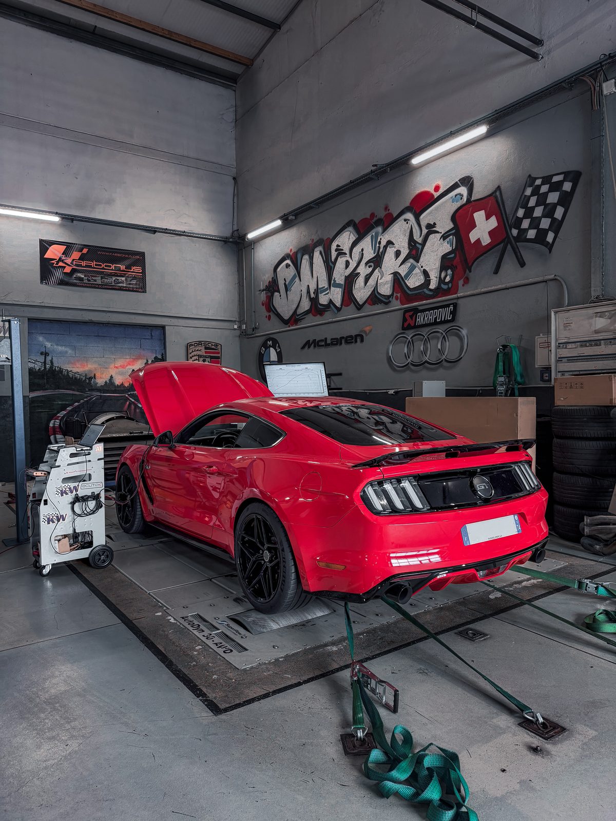 Ford Mustang sur le banc de puissance pendant une reprogrammation