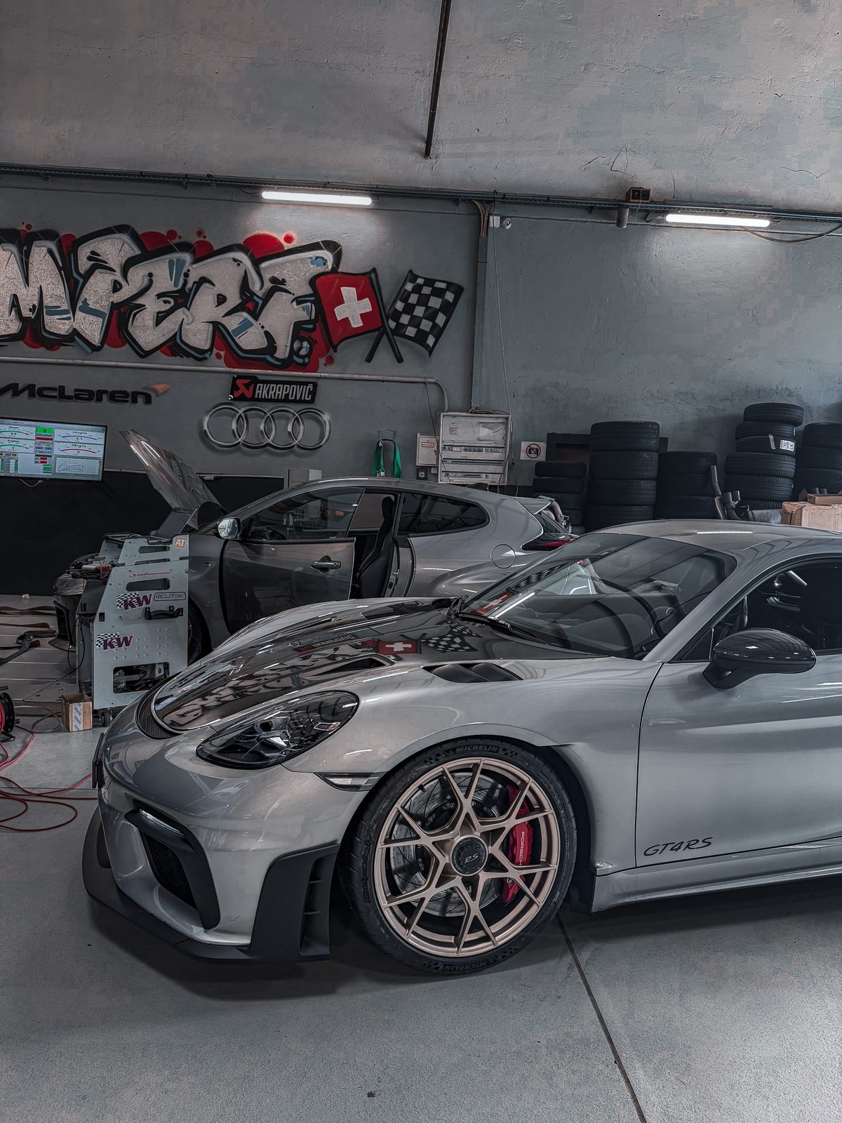 Porsche 718 Cayman GT4 RS dans l'atelier